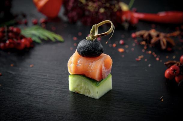 Канапе семга с огурцом и маслинами
