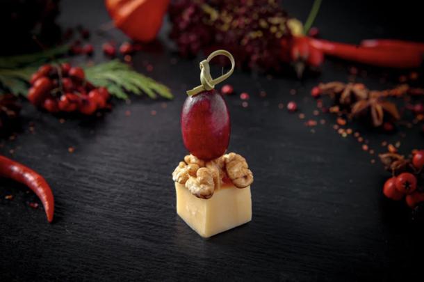 Канапе сыр с виноградом и грецким орехом