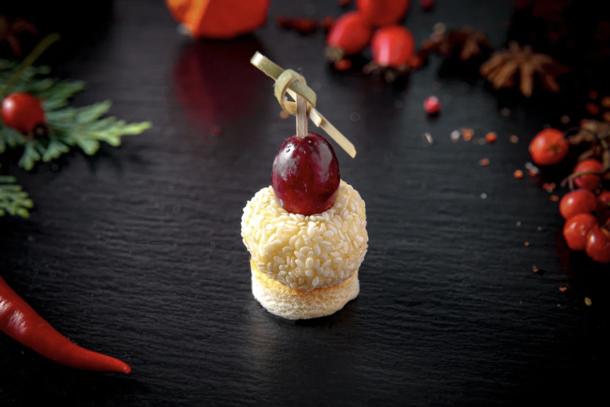 Канапе сырный шарик в кунжуте