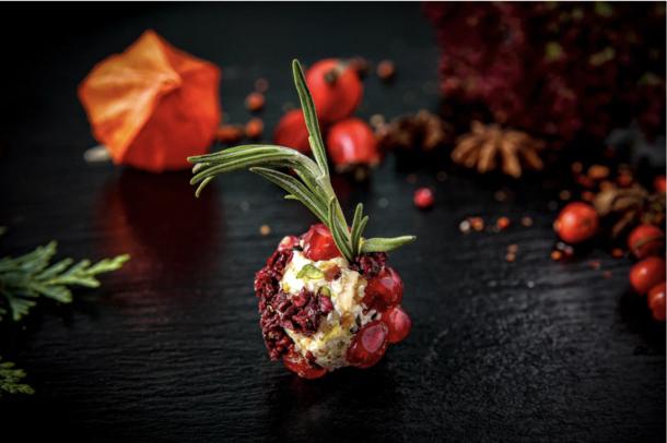 Канапе сырный шарик с орехами и вяленой клюквой