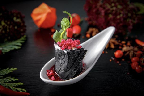 Черный блин-ролл с уткой