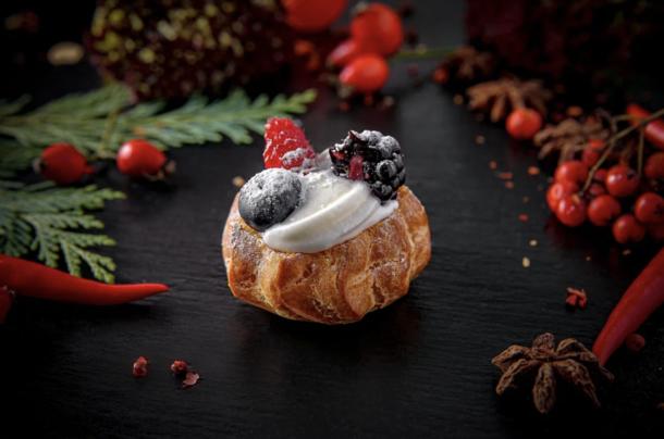 Профитроль с творожным кремом и ягодами
