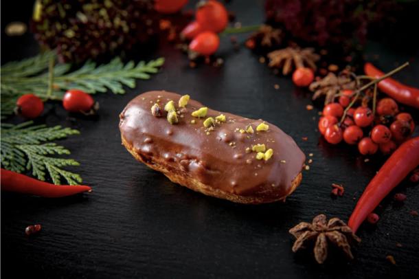 Мини-эклер с молочным шоколадном