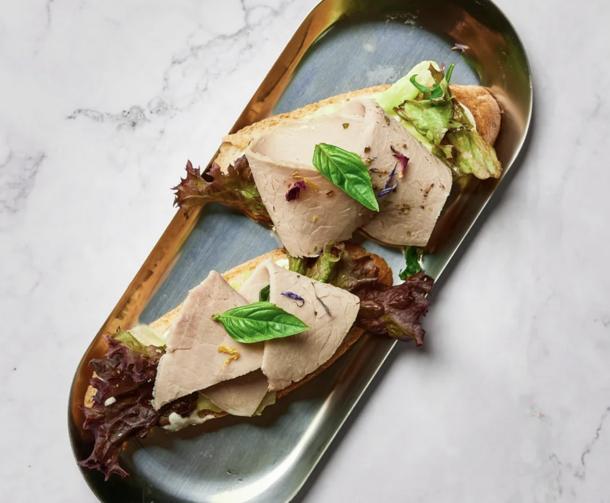 Тапас с сочной бужениной итворожным сыром