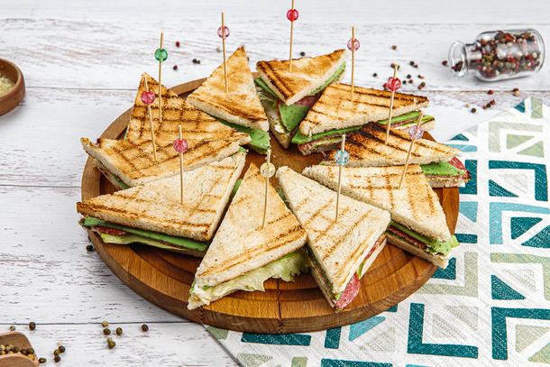 Сэндвич с зеленым сыром песто и салями