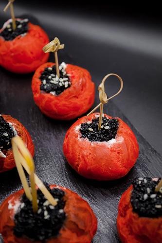 Красные профитроли с сырным муссом и икрой палтуса
