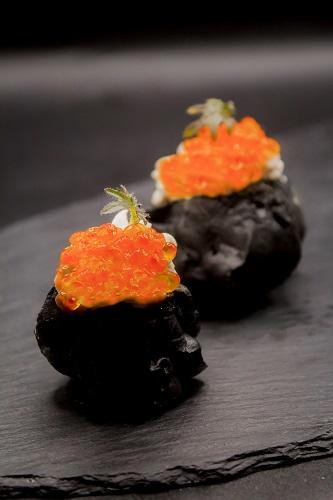 Черные профитроли с сырным муссом и красной икрой