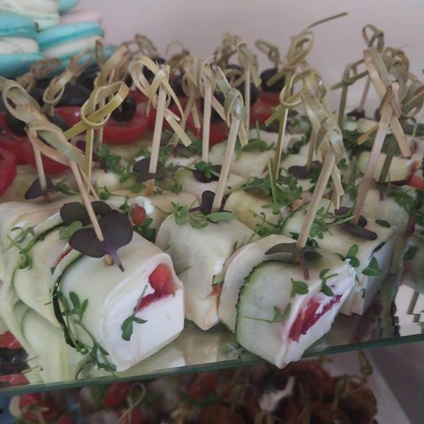 Ролл из цукини с сыром Фета и клубникой