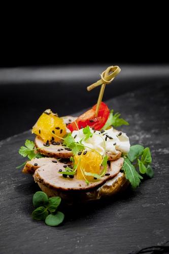 Брускетта с утиной грудкой апельсиновым конкасе Брускетта с утиной грудкой апельсиновым конкасе