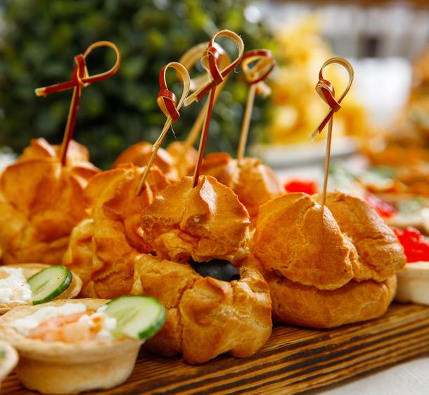 Профитроли с муссом из грибов и курицы