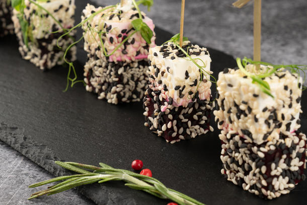 Канапе сыр фетта и свёкло карамельная с кунжутом