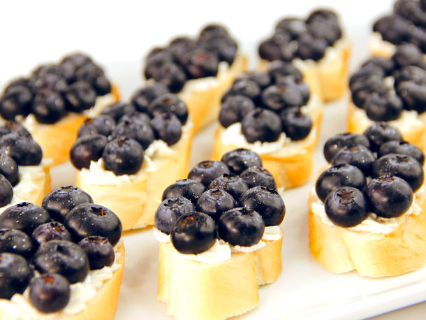 Брускетта с голубикой