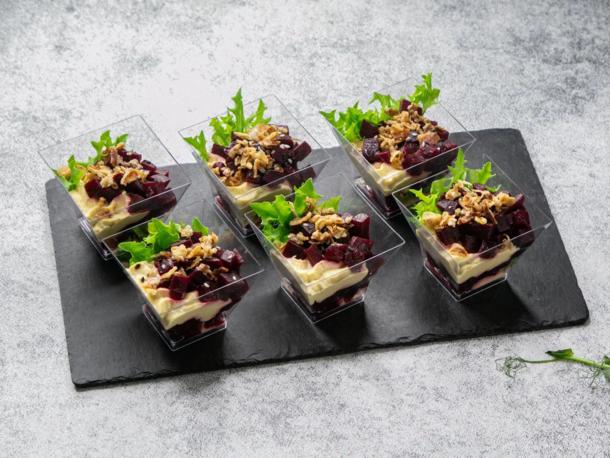 Тар-тар из свеклы в медовом соусе с хумусом