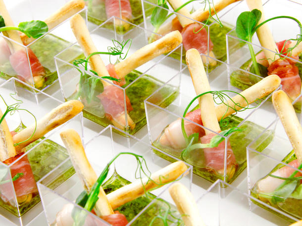 Гриссини с хамоном и соусом Песто