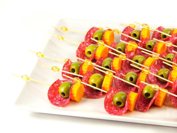 Канапе с сыром и салями Канапе с сыром и салями