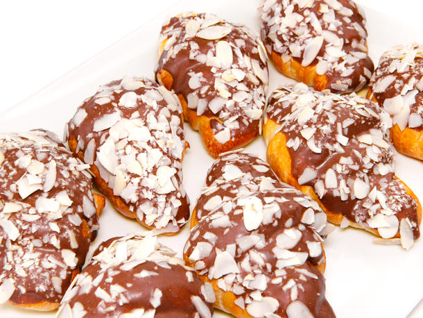 Круассан в шоколаде с лепестками миндаля