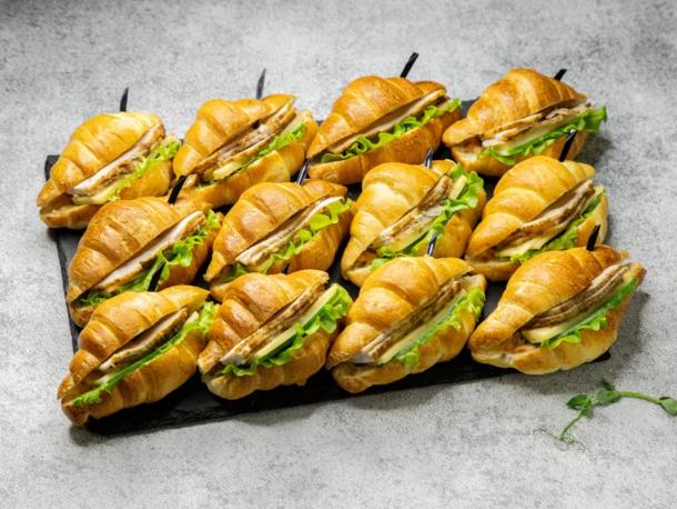 Круассан с ветчиной