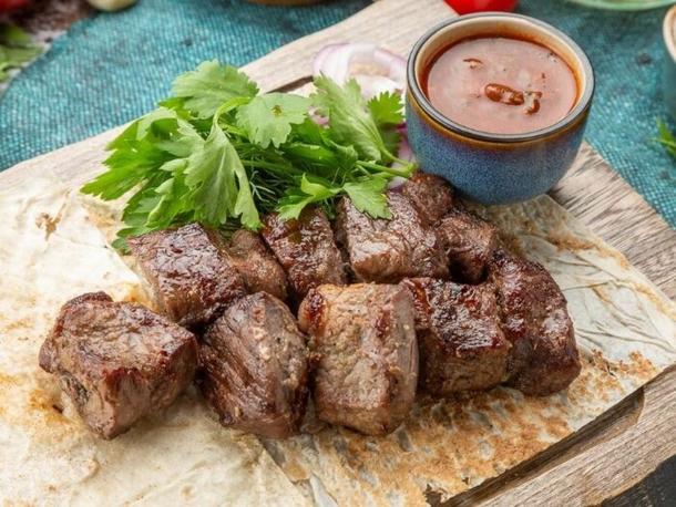 Шашлык из говядины с соусом Шашлык из говядины с соусом