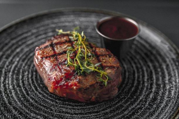 Филе миньон с клюквенным соусом Филе миньон с клюквенным соусом