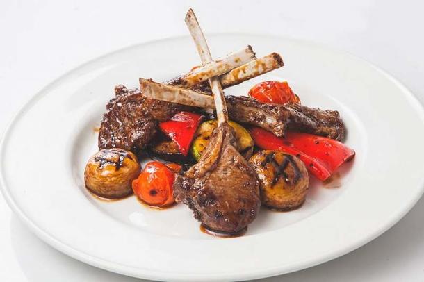 Каре ягненка с брусничным соусом и печенными овощами. Каре ягненка с брусничным соусом и печенными овощами.