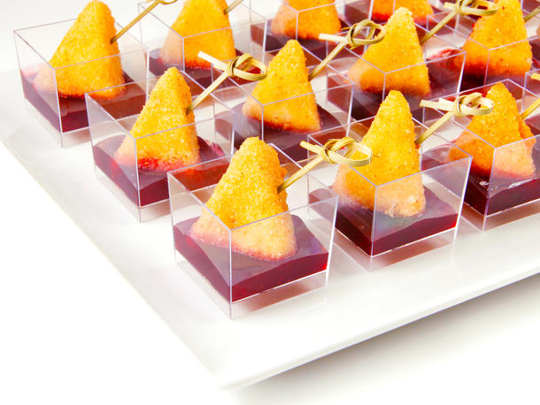 Жареный сыр с ягодным соусом Жареный сыр с ягодным соусом