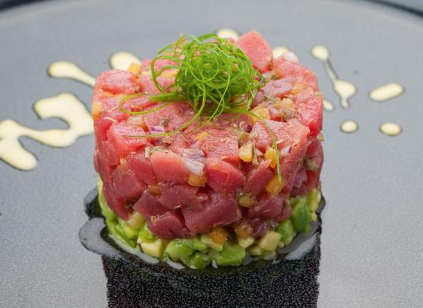 Тартар из тунца и авокадо Тартар из тунца и авокадо