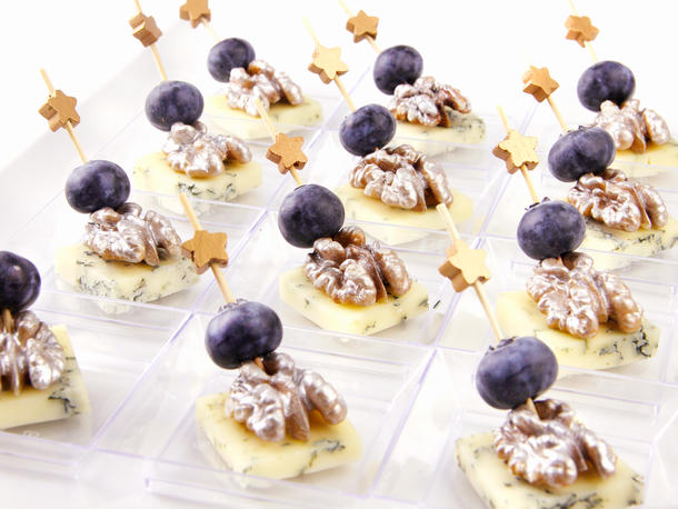 Канапе из сыра дорблю, грецкого ореха