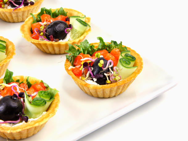 Тарталетка с тар-таром из лосося, сливочного крема, маслиной и огурцом Тарталетка с тар-таром из лосося, сливочного крема, маслиной и огурцом