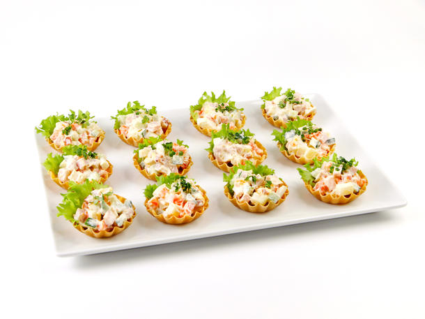 Тарталетка с салатом из лосося