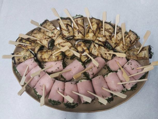 Ассорти рулетиков из ветчины индейки с сыром и баклажан с сыром