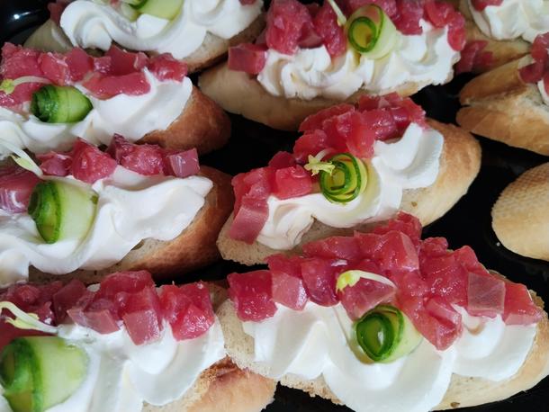 Брускетты с лососем