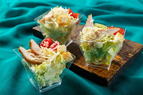 Салат Цезарь с курицей/лососем/креветками