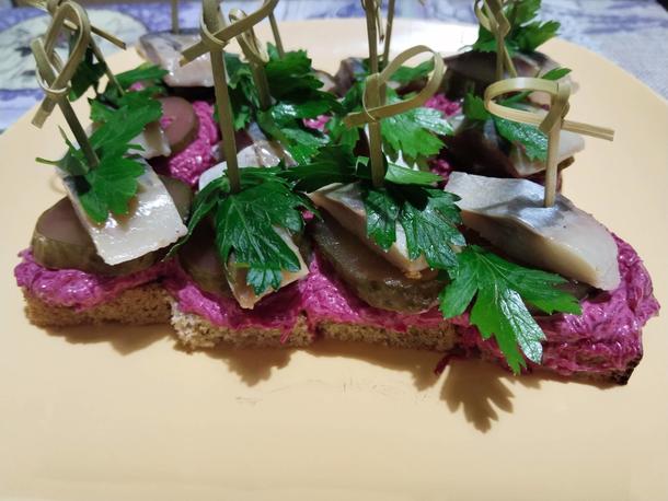Канапе с селедкой Канапе с селедкой