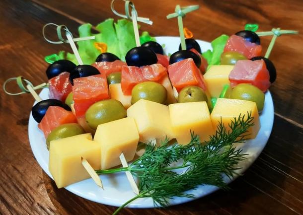 Канапе с лососем и сыром Канапе с лососем и сыром