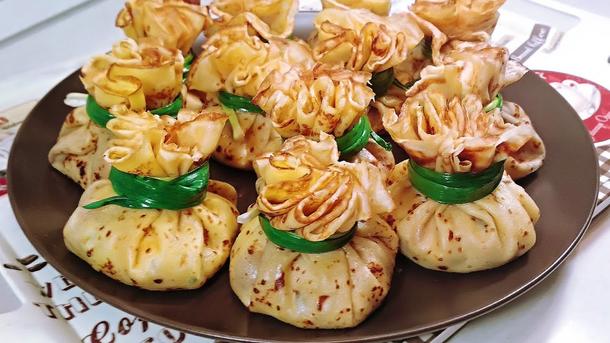 Блинные мешочки с курицей и грибами