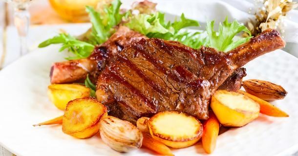 Стейк свинины с запеченным картофелем