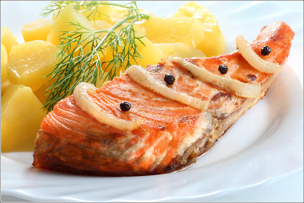 Стейк красной рыбки с картофелем