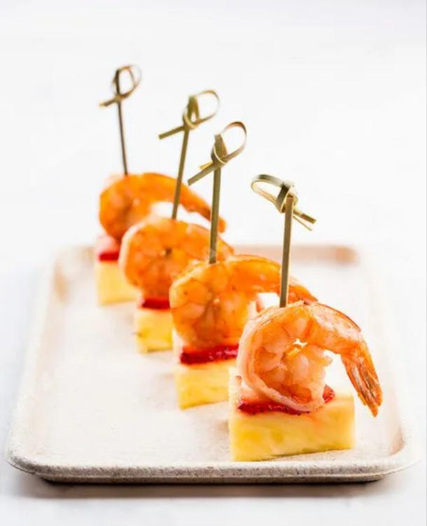Канапе с королевской креветкой и ананасом