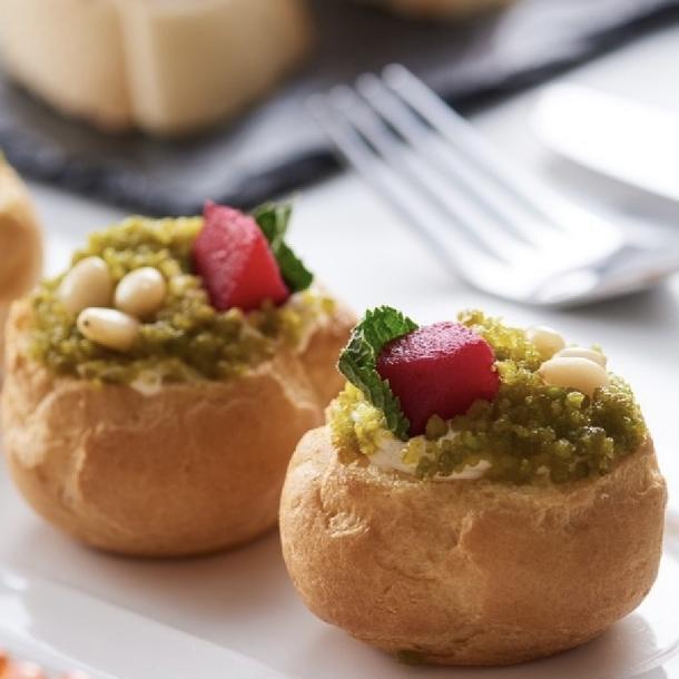 Профитроли с горгонзолой, печеной грушей и фисташками