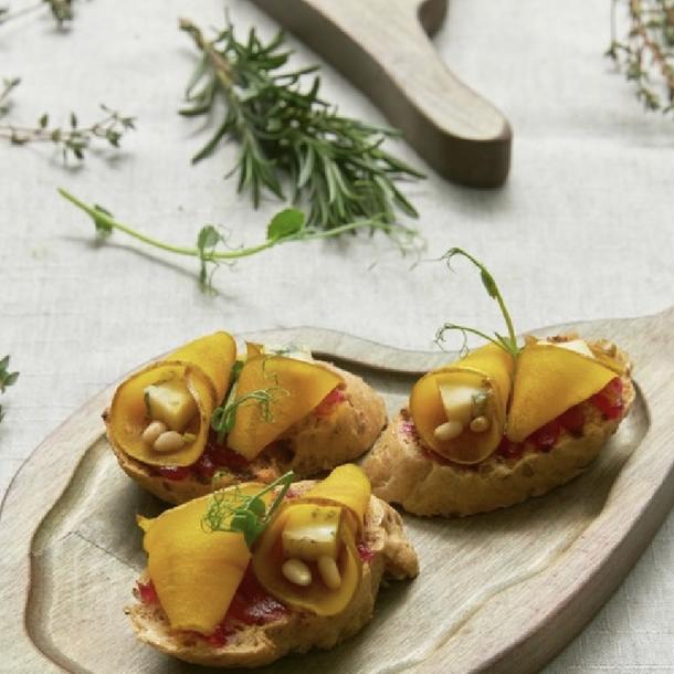 Брускетта с грушей, горгонзолой и кедровыми орешками