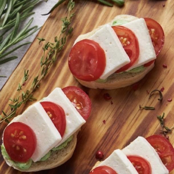 Брускетта с моцареллой и черри