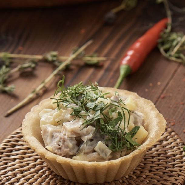 Тарт с мясным салатом