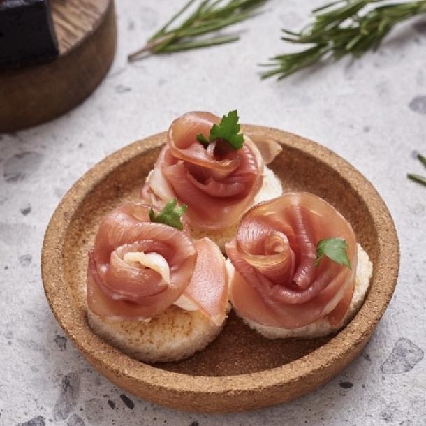 Канапе с пармской ветчиной и сливочным кремом на пшеничном криспини