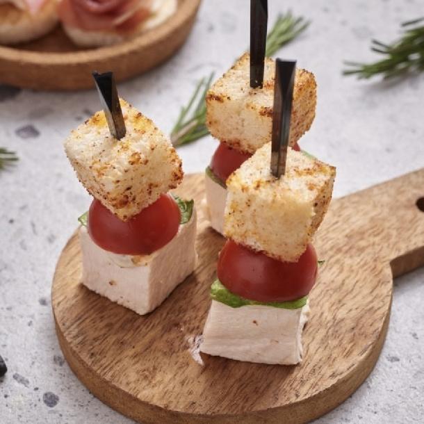 Канапе Цезарь брошет с курицей и черри
