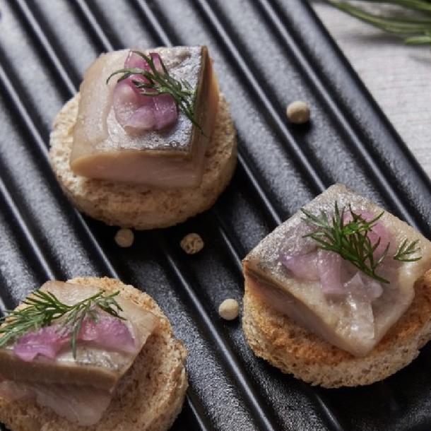 Канапе с сельдью на бородинском криспини