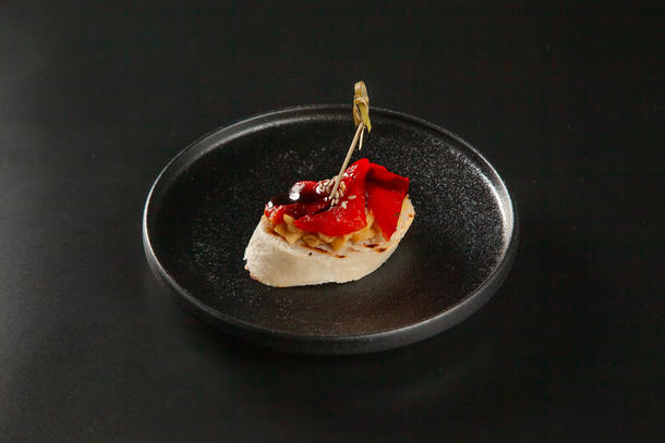 Брускетта с хумусом и запечённым перцем