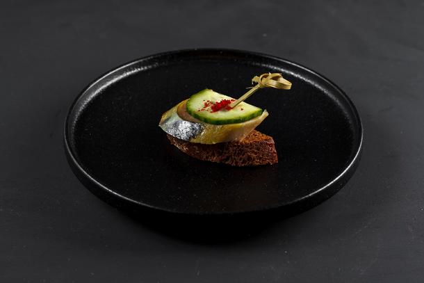 Канапе со скумбрией и огурцом