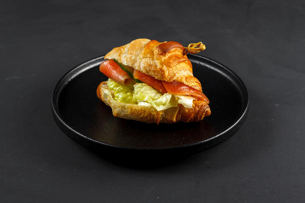 Круассан с лососем Круассан с лососем