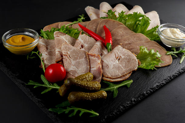 Мясное ассорти с хреном и горчицей Мясное ассорти с хреном и горчицей