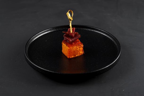 Канапе с глазированной тыквой и брезаолой Канапе с глазированной тыквой и брезаолой